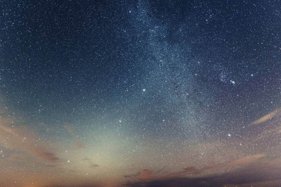 Entdeckungen am Nachthimmel: Kleiner Vollmond und spektakuläre Feuerkugeln